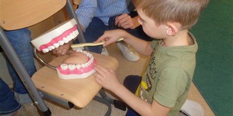 Powiększ grafikę: Jak dbać o zęby?