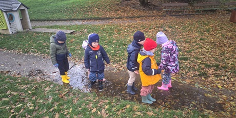 Powiększ grafikę: Kałużowe szaleństwo ,,Co pływa co tonie''