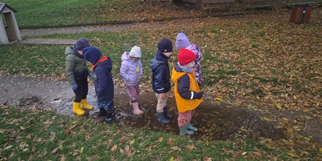 Powiększ grafikę: Kałużowe szaleństwo ,,Co pływa co tonie''