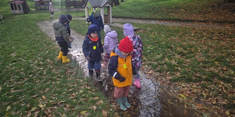 Powiększ grafikę: Kałużowe szaleństwo ,,Co pływa co tonie''