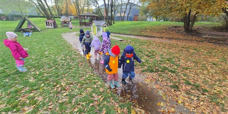 Powiększ grafikę: Kałużowe szaleństwo ,,Co pływa co tonie''