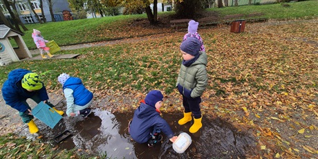 Powiększ grafikę: Kałużowe szaleństwo ,,Co pływa co tonie''