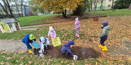 Powiększ grafikę: Kałużowe szaleństwo ,,Co pływa co tonie''