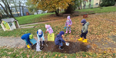 Powiększ grafikę: Kałużowe szaleństwo ,,Co pływa co tonie''