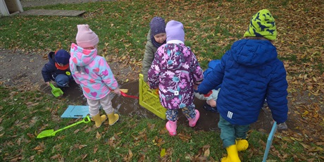 Powiększ grafikę: Kałużowe szaleństwo ,,Co pływa co tonie''