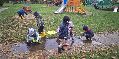 Powiększ grafikę: Kałużowe szaleństwo ,,Co pływa co tonie''