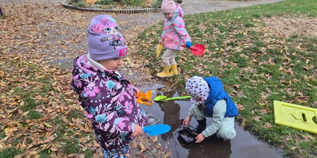 Powiększ grafikę: Kałużowe szaleństwo ,,Co pływa co tonie''
