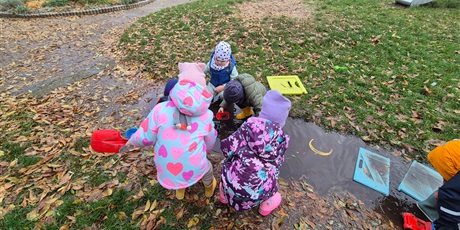 Powiększ grafikę: Kałużowe szaleństwo ,,Co pływa co tonie''