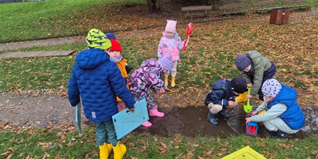 Powiększ grafikę: Kałużowe szaleństwo ,,Co pływa co tonie''