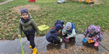 Powiększ grafikę: Kałużowe szaleństwo ,,Co pływa co tonie''