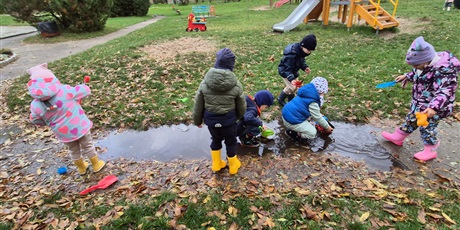 Powiększ grafikę: Kałużowe szaleństwo ,,Co pływa co tonie''