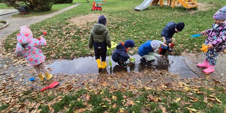 Powiększ grafikę: Kałużowe szaleństwo ,,Co pływa co tonie''