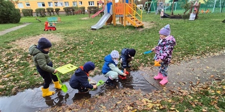 Powiększ grafikę: Kałużowe szaleństwo ,,Co pływa co tonie''