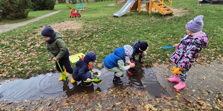 Powiększ grafikę: Kałużowe szaleństwo ,,Co pływa co tonie''