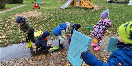 Powiększ grafikę: Kałużowe szaleństwo ,,Co pływa co tonie''