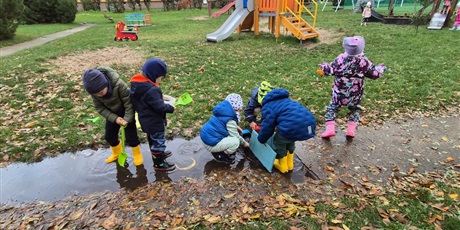 Powiększ grafikę: Kałużowe szaleństwo ,,Co pływa co tonie''