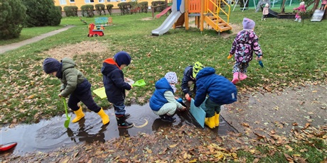 Powiększ grafikę: Kałużowe szaleństwo ,,Co pływa co tonie''