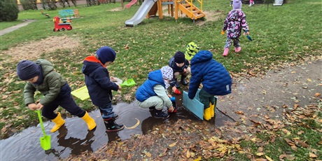 Powiększ grafikę: Kałużowe szaleństwo ,,Co pływa co tonie''