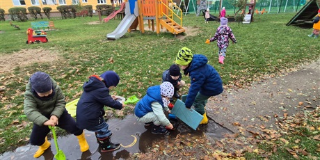 Powiększ grafikę: Kałużowe szaleństwo ,,Co pływa co tonie''