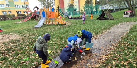 Powiększ grafikę: Kałużowe szaleństwo ,,Co pływa co tonie''