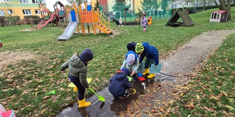 Powiększ grafikę: Kałużowe szaleństwo ,,Co pływa co tonie''