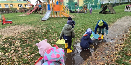 Powiększ grafikę: Kałużowe szaleństwo ,,Co pływa co tonie''