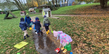 Powiększ grafikę: Kałużowe szaleństwo ,,Co pływa co tonie''