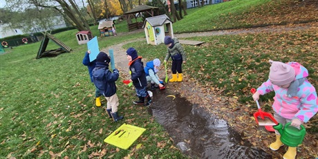 Powiększ grafikę: Kałużowe szaleństwo ,,Co pływa co tonie''