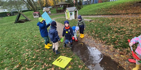 Powiększ grafikę: Kałużowe szaleństwo ,,Co pływa co tonie''