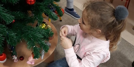 Powiększ grafikę: Koszałki ubierają choinkę