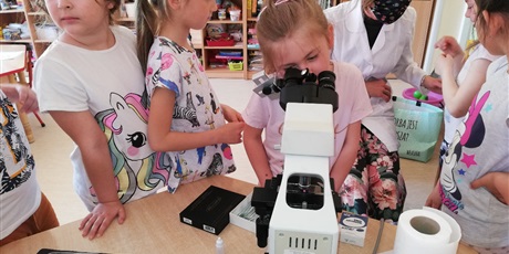 Powiększ grafikę: Mali badacze:))) ,,Bakterie na dłoniach przedszkolaków''- mini warsztaty z mikroskopem:)))