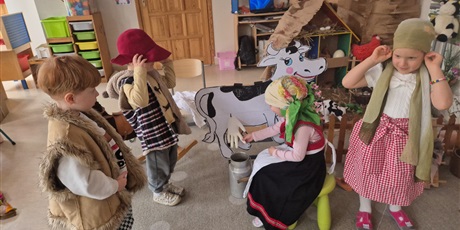 Powiększ grafikę: Mieszkańcy wiejskiego podwórka