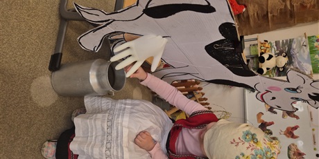 Powiększ grafikę: Mieszkańcy wiejskiego podwórka