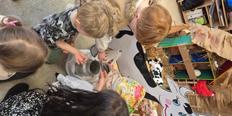 Powiększ grafikę: Mieszkańcy wiejskiego podwórka