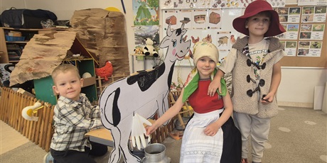 Powiększ grafikę: Mieszkańcy wiejskiego podwórka