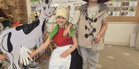 Powiększ grafikę: Mieszkańcy wiejskiego podwórka