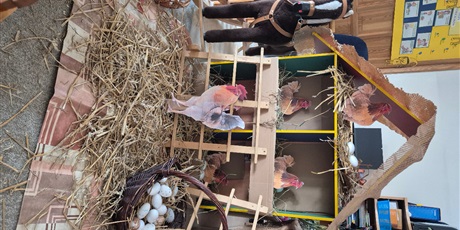 Powiększ grafikę: Mieszkańcy wiejskiego podwórka