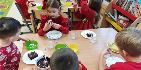 Powiększ grafikę: Mikołajkowa niespodzianka – słodkie, czekoladowo-piernikowe dekorowanie!