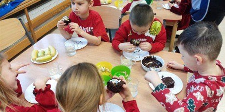 Powiększ grafikę: Mikołajkowa niespodzianka – słodkie, czekoladowo-piernikowe dekorowanie!