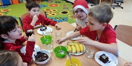 Powiększ grafikę: Mikołajkowa niespodzianka – słodkie, czekoladowo-piernikowe dekorowanie!