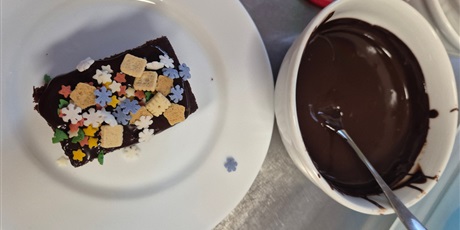 Powiększ grafikę: Mikołajkowa niespodzianka – słodkie dekorowanie 