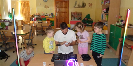Powiększ grafikę: Muzyczne zajęcia z tatą Marka