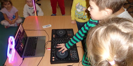 Powiększ grafikę: Muzyczne zajęcia z tatą Marka