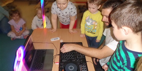 Powiększ grafikę: Muzyczne zajęcia z tatą Marka