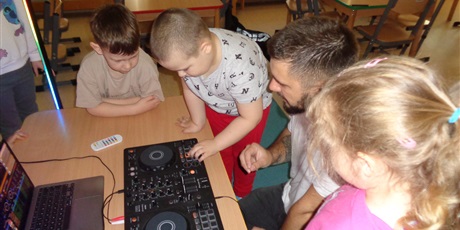 Powiększ grafikę: Muzyczne zajęcia z tatą Marka