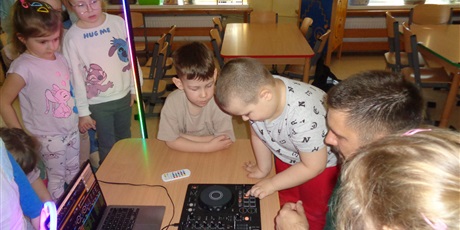 Powiększ grafikę: Muzyczne zajęcia z tatą Marka