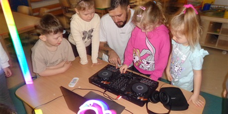 Powiększ grafikę: Muzyczne zajęcia z tatą Marka