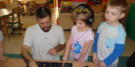 Powiększ grafikę: Muzyczne zajęcia z tatą Marka