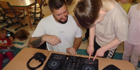 Powiększ grafikę: Muzyczne zajęcia z tatą Marka