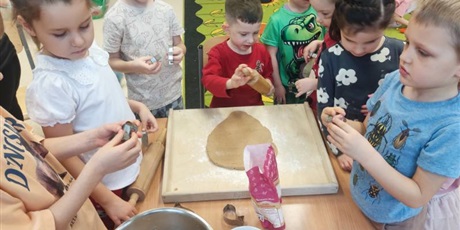 Powiększ grafikę: Pieczemy pierniczki